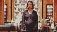 <p>Bumil yang satu ini makin glowing ya dengan long dress hitam begini. (Foto: Instagram/ @mytha_lestari)  </p>