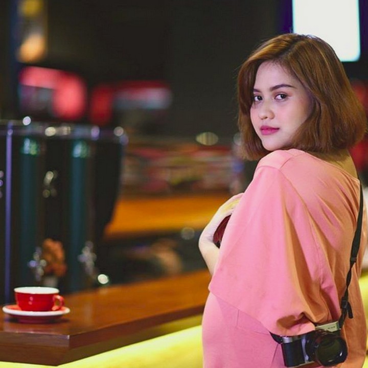<p>Difoto dari samping begini baby bump Mytha makin kelihatan ya. He-he-he. (Foto: Instagram/ @mytha_lestari)  </p>