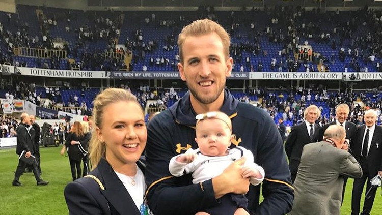 Pesepakbola Harry Kane menyambut putri keduanya yang lahir melalui prosedur waterbirth. Apa ya komentar Harry Kane soal water birth?