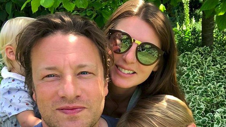 Cerita Jamie Oliver yang Sebut Dirinya 'A Weekend Parent' Dalam kesehariannya bersama si kecil di rumah, celebrity chef Jamie Oliver menyebut dirinya a weekend parent. Kenapa ya?