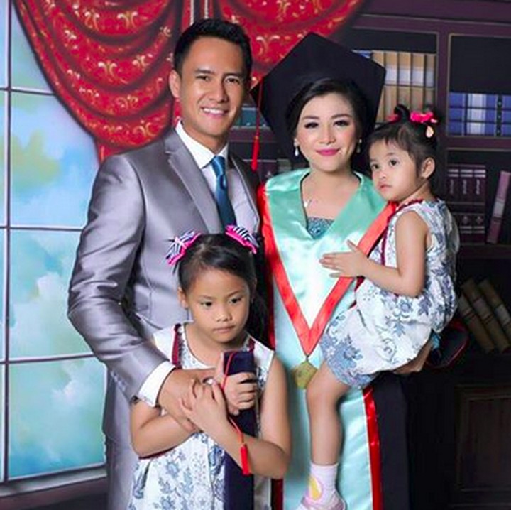 <p>Selain suami, si kecil juga ikut hadir nih di wisudanya Bunda Chacha. (Foto: Instagram/ @chachasitohang)  </p>
