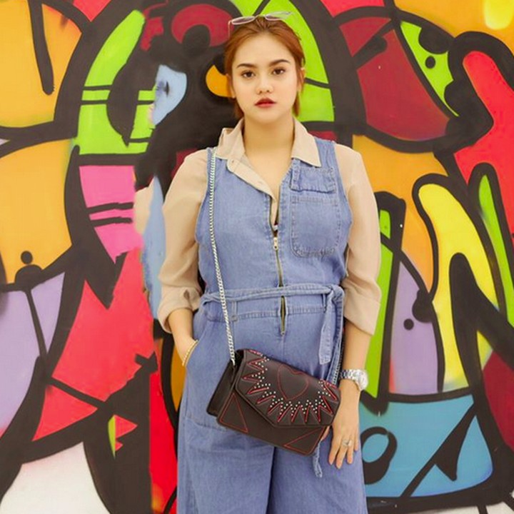 <p>Ibu hamil trimester 3 pakai denim? Kece juga kok. (Foto: Instagram/ @mytha_lestari)  </p>