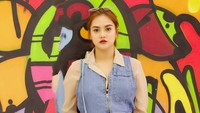 <p>Ibu hamil trimester 3 pakai denim? Kece juga kok. (Foto: Instagram/ @mytha_lestari)  </p>