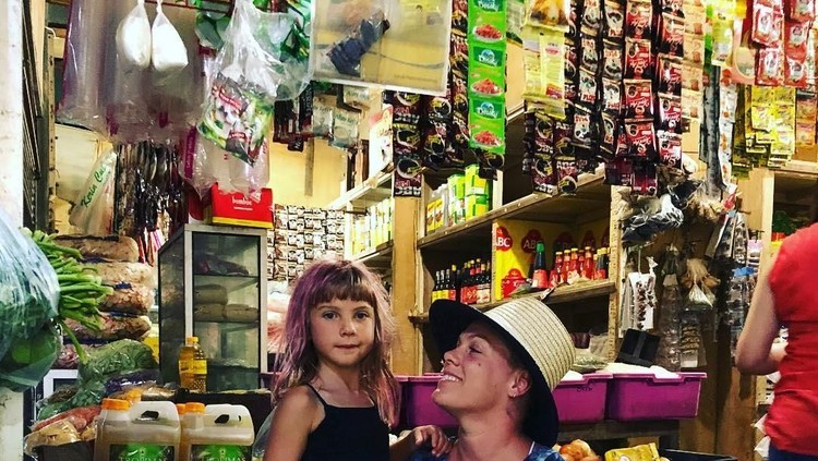 Penyanyi Pink dan putrinya sedang jalan-jalan ke pasar tradisional nih. Hmm, sepertinya pasar itu ada di Indonesia lho.