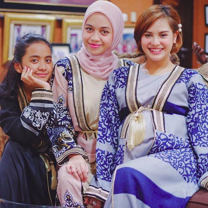<p>Begini gaya bumil Mytha saat Lebaran. Penampilannya tetap mempesona ya? (Foto: Instagram/ @mytha_lestari)  </p>