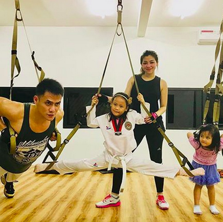 <p>Wah, ayah, bunda, dan si kecil sama-sama hobi olahraga lho. (Foto: Instagram/ @sitohangchoky)  </p>