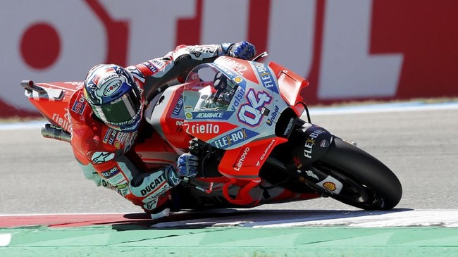 Pebalap Ducati Andrea Dovizioso unggul tipis atas Cal Crutchlow pada latihan bebas kedua MotoGP Inggris 2018 di Sirkuit Silverstone, Jumat (24/8).