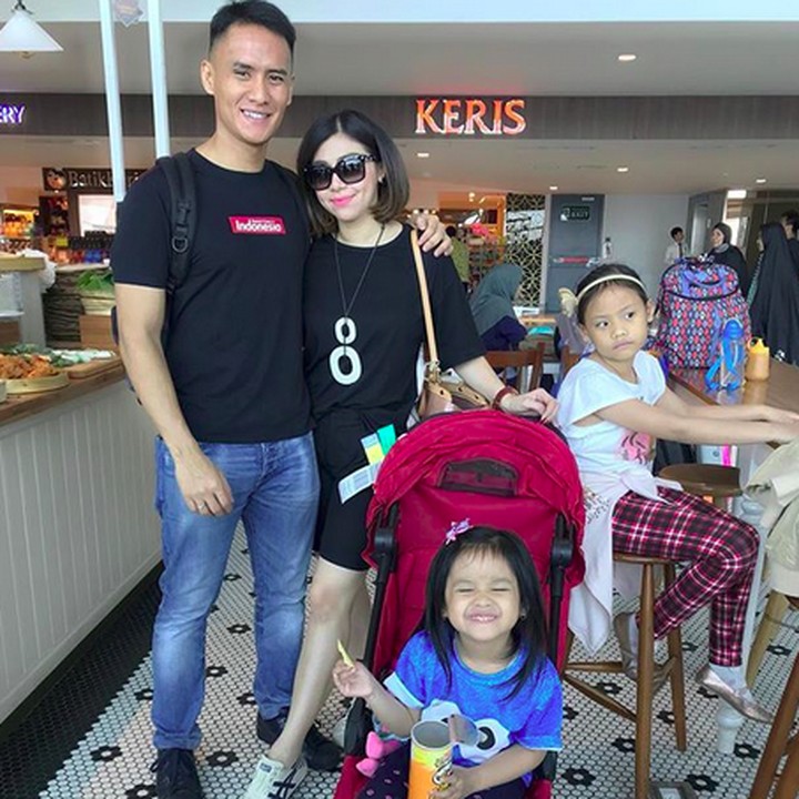<p>Kakak Chelsea cenderung kalem saat difoto. Beda dengan si adik yang hobi pasang ekspresi jahil, hi-hi-hi. (Foto: Instagram/ @chachasitohang)  </p>