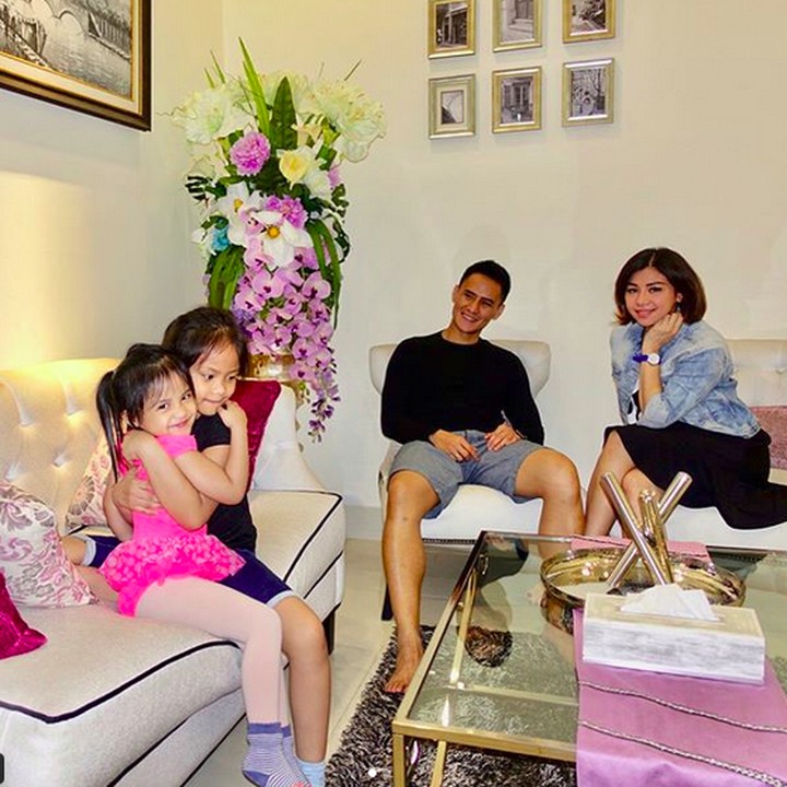 <p>Choky dan Chacha dikaruniai dua anak perempuan yang cantik-cantik, Chelsea dan Cherish. (Foto: Instagram/ @chachasitohang)  </p>