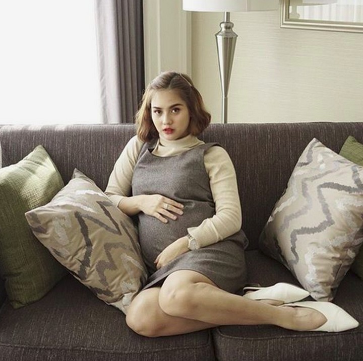 <p>Buat ibu hamil apalagi saat usia kehamilan udah masuk trimester 3, salah satu hal yang bikin nyaman ya duduk di sofa kayak gini. He-he-he. (Foto: Instagram/ @mytha_lestari)  </p>