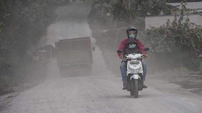 Hujan abu tipis mengguyur Klaten, Jawa Tengah, pasca terjadinya guguran awan panas dari gunung Merapi yang terjadi pagi ini.