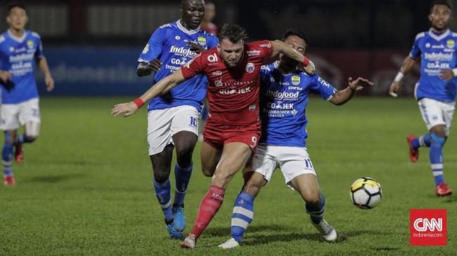 Penyerang Persija Jakarta Marko Simic kecewa gagal mengalahkan Persib Bandung pada pekan ke-8 Liga 1 2019 di Stadion Utama Gelora Bung Karno, Rabu (10/7).