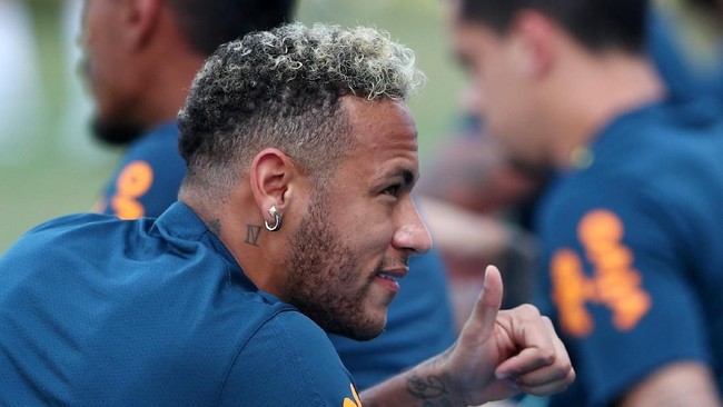 Pelatih Barcelona Ernesto Valverde membantah telah dihubungi ayah Neymar dan menegaskan menghormati keberadaan pemain Brasil tersebut di Paris Saint-Germain.