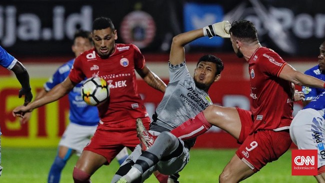 Manajer Persib Bandung Umuh Muchtar meminta Bobotoh untuk tidak berulah saat pertandingan Liga 1 2018 melawan Persija Jakarta di Stadion GBLA, Minggu (23/9).