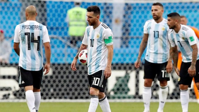 Timnas Argentina terlihat keblinger saat dikalahkan Prancis. Strategi yang aneh dari Jorge Sampaoli membuat Lionel Messi dan kawan-kawan kehilangan arah.