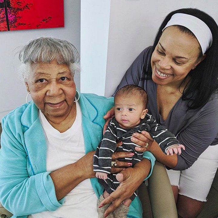 <p>Nah, ini Baby Miles bersama ibu tiri dan nenek sang ayah alias nenek dan nenek buyutnya. (Foto: Instagram/ @chrissyteigen)  </p>