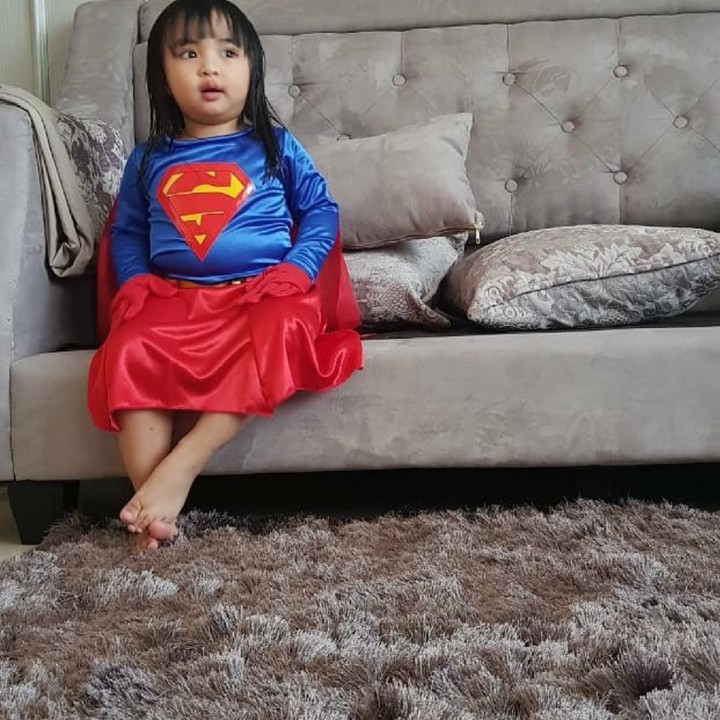 <p>Aquilla udah siap-siap pakai baju Superman. Superman cilik siap tempur rupanya. Hi-hi. (Foto: Instagram/ezayayang)</p>
