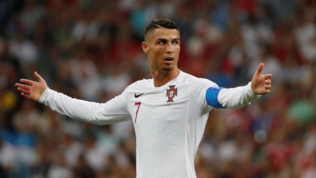 Real Madrid dikabarkan bersiap untuk melepas Cristiano ROnaldo senilai 100 juta Euro ke Juventus, sementara Barcelona mengincar tanda tangan Willian.