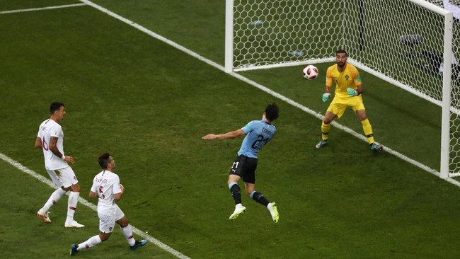 Timnas Uruguay unggul 1-0 atas Portugal hingga babak pertama usai berkat gol Edinson Cavani yang memanfaatkan umpan Luis Suarez.