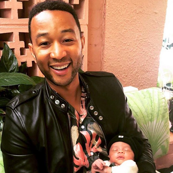 <p>Miles di gendongan ayah tercinta. Mirip nggak, Bun, Baby Miles dan John? (Foto: Instagram/ @chrissyteigen)  </p>
