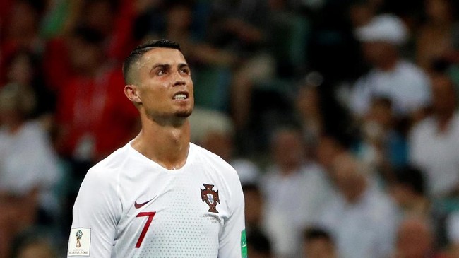 Harga Cristiano Ronaldo diklaim meningkat 50 persen hanya gara-gara sang pemain dan agennya terlalu bertingkah dalam negosiasi tranfser.