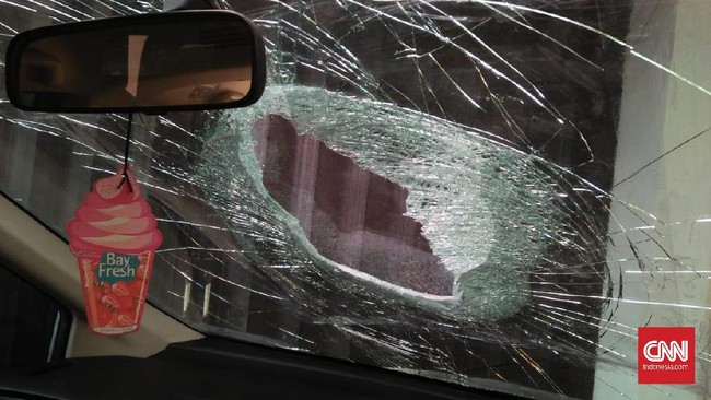 Polisi berhasi menangkap lima terduga pelempar batu dari atas jembatan di sepanjang ruas tol Tangerang-Merak yang menyebabkan sedikitnya lima korban pengendara.