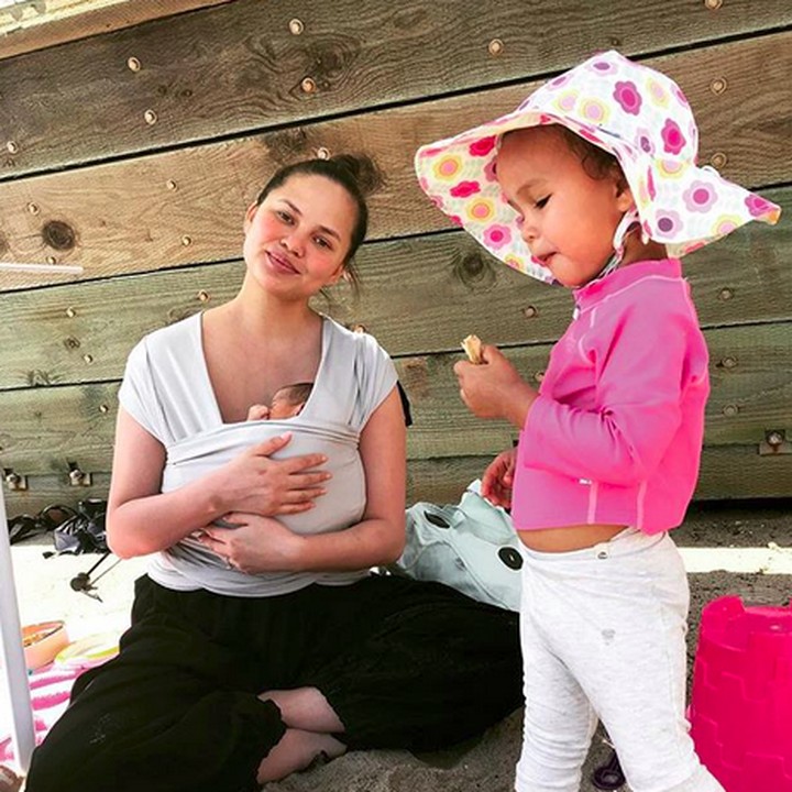<p>Eh, Miles mana ya? Hi-hi-hi. Tenang, Bun, Baby Miles ada di gendongan sang bunda tuh. (Foto: Instagram/ @chrissyteigen)  </p>