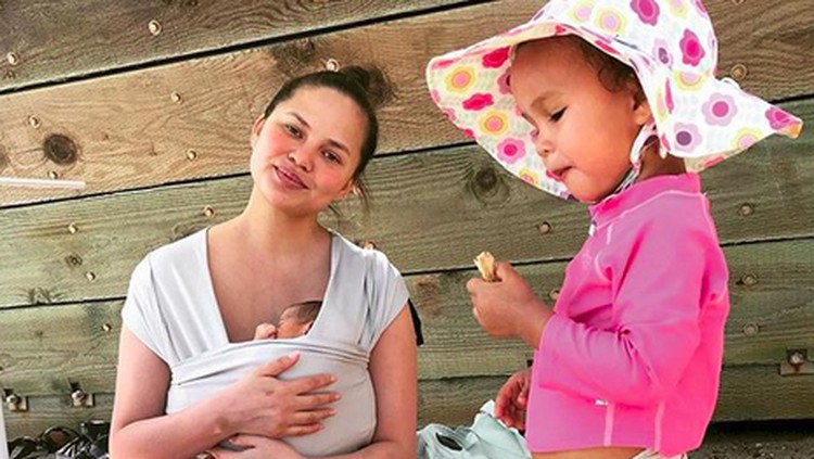 Demi anak, bunda akan berbuat apa saja. Hal ini juga dilakukan Chrissy Teigen.