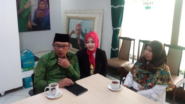 Ridwan Kamil mengundang Rabiatul Adawiyah ke Bandung untuk bertemu. Dia berterima kasih karena guru SDIT itu sudah memilihnya meski dengan resiko dipecat.