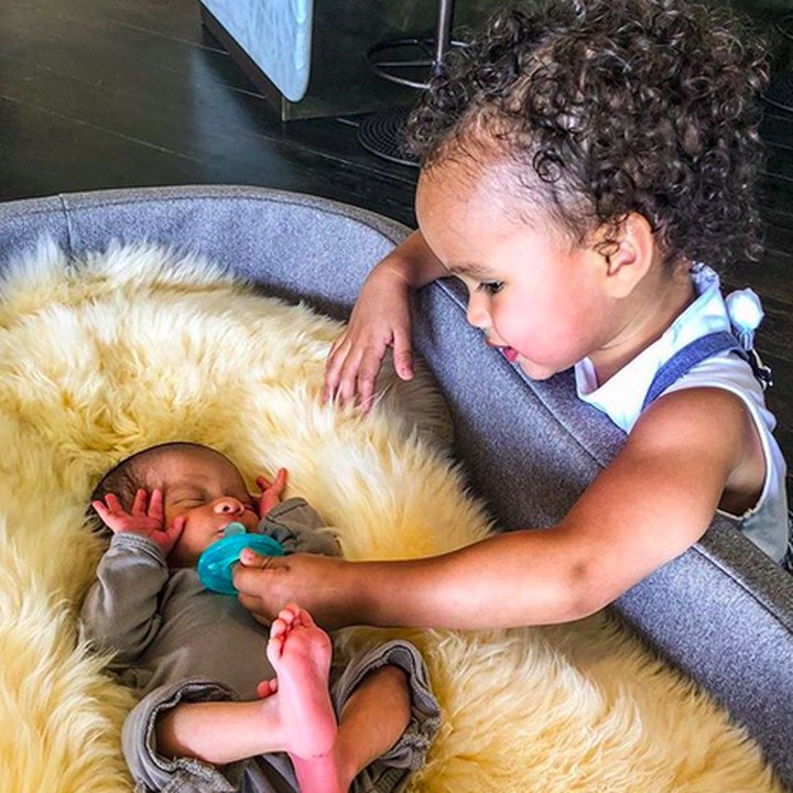 <p>Adem deh melihatnya ketika Miles disayang oleh sang kakak, Luna yang berumur 2 tahun. (Foto: Instagram/ @chrissyteigen)  </p>