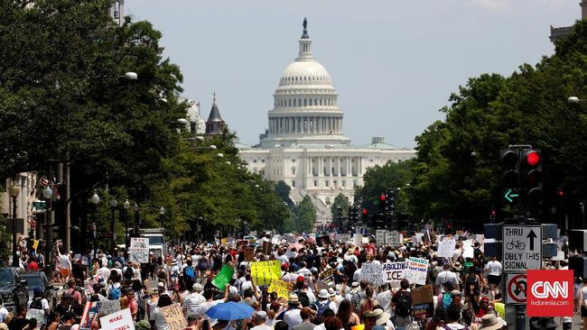 Ribuan Warga AS Protes Kebijakan Imigrasi Trump