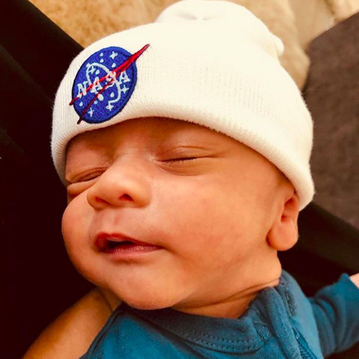 <p>Miles pakai topi NASA nih. Hmm, cita-citamu jadi astronot ya, Nak? He-he-he. (Foto: Instagram/ @chrissyteigen)  </p>