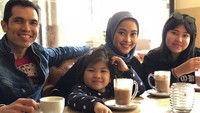 <p>Dari pernikahannya mereka mempunyai dua anak perempuan, Sharla Martiza Maulanaputri dan Sheza Medina Maulanaputri. (Foto: Instagram @adrianmaulana)</p>