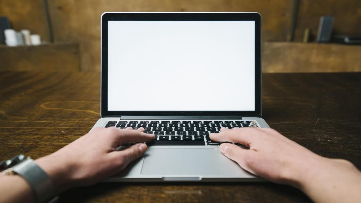 Microsoft Warning Pemilik Laptop Windows yang Suka Pakai WiFi Hotel