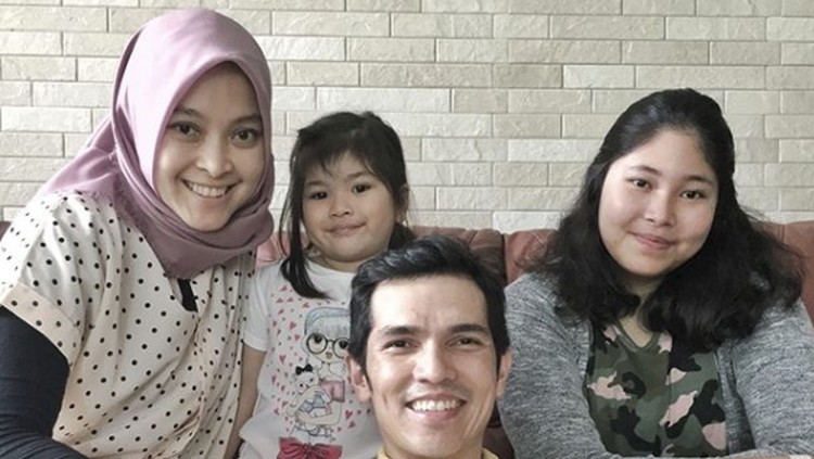 Presenter Adrian Maulana punya pesan penting sekaligus bikin haru untuk putrinya saat jalan-jalan ke Swiss. Apa isi pesannya ya?