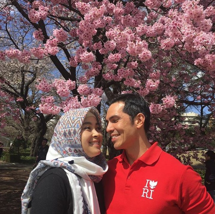 <p>Beberapa kali keduanya melakukan perjalanan ke luar negeri. Tentunya bersama anak-anak. (Foto: Instagram @adrianmaulana)</p>