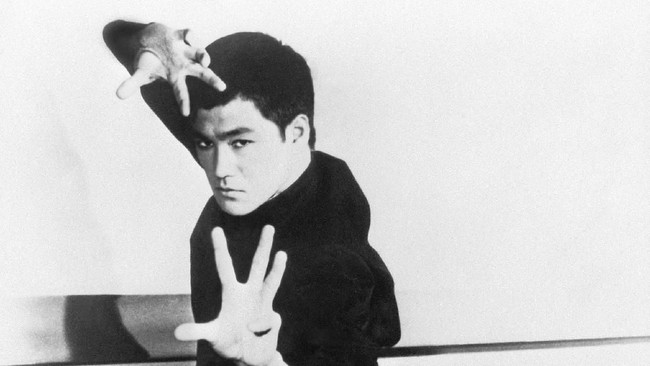 Photo non-datée et non-située de Bruce Lee, l'acteur chinois originaire de Hong Kong, qui a rendu célèbre le Kung Fu, l'art martial chinois très ancien et lié philosophiquement avec le bouddhisme, le taoïsme et le confucianisme.  / AFP PHOTO