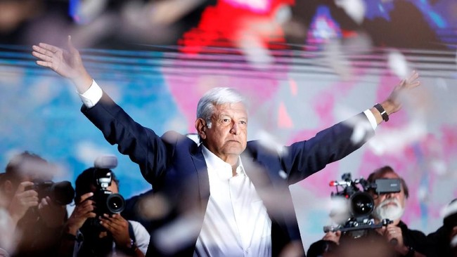 Kamera pengintai itu memata-matai setiap gerak dan agenda rapat yang dilakoni Presiden Meksiko Andres Manuel Lopez Obrador.