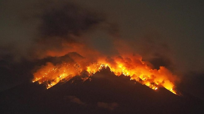 Erupsi terbaru Gunung Agung terjadi sekitar pukul 21.04 WITA diiringi dengan suara dentuman dan lontaran lava pijar setinggi 2.000 meter dari puncak gunung.