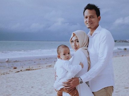 Lucunya Anak Fedi Nuril, Sapa Semua Penumpang di Pesawat