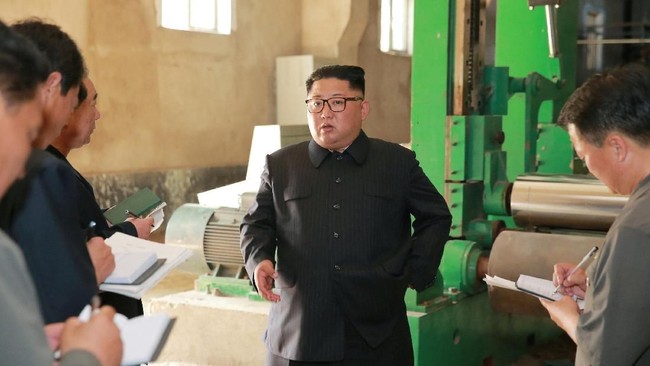 Kim Jong-un menginspeksi dua pabrik baju di Sinuiju, Korea Utara, pada Senin (2/7) dan menegur para pekerja di sana untuk bekerja lebih keras.