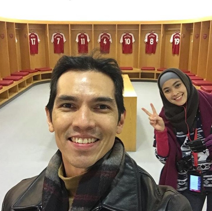 <p>Sudah 17 tahun menikah, Adrian dan Dessy masih seperti di masa-masa pacaran ya? (Foto: Instagram @adrianmaulana)</p>