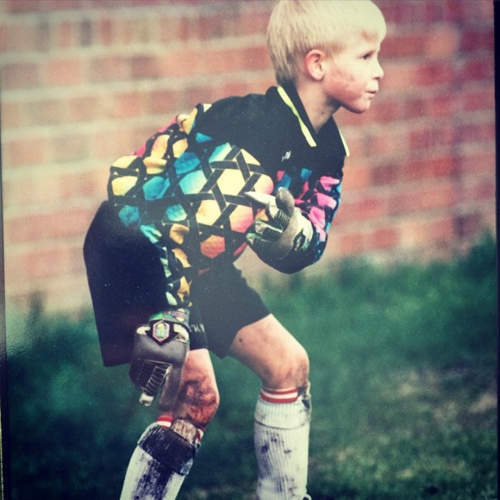 <p>Kasper Schmeichel adalah kiper Timnas Denmark yang merupakan anak kiper kenamaan, Peter Schmeichel. Kasper tampil di Piala Dunia 2018 dan turut membawa Denmark lolos ke babak 16 besar. 10 Tahun lalu, bersama Peter Schmeichel, Denmark mencapai perempat final Piala Dunia 2008. (Foto: Instagram @kasperschmeichel)</p>