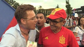 VIDEO: Nyanyian Suporter Rusia dan Air Mata Fan Spanyol