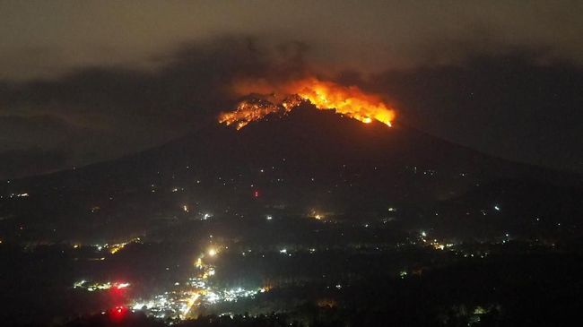 Lava Gunung Agung Bakar Hutan Dekat Kawah