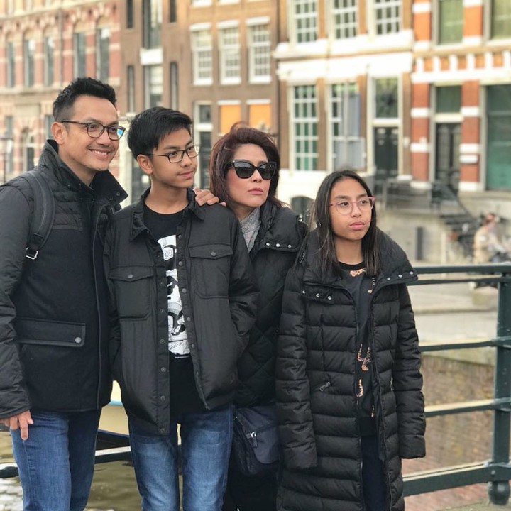 <p>14 Tahun menikah, mereka dikaruniai anak laki-laki dan perempuan bernama Aghna dan Ghaniya. (Foto: Instagram/gunawan_sudrajat_real)</p>