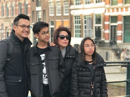 Potret Harmonis Keluarga Pemain Sinetron Gunawan