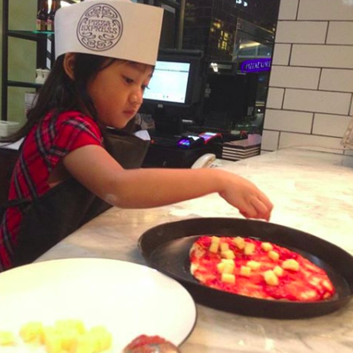 <p>Chef cilik Ralia sedang beraksi bikin pizza nih. (Foto: Instagram/ @aypnm)  </p>