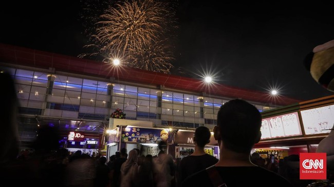Kembang api memeriahkan penutupan  Jakarta Fair atau Pekan Raya Jakarta 2018 di JIExpo Kemayoran, Jakarta, (1/7). (CNN Indonesia/ Hesti Rika)