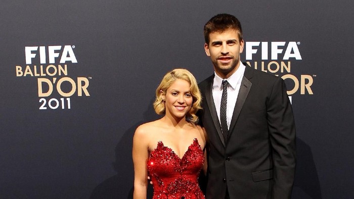 BARCELONA, SPAIN - APRIL 23:  Shakira kisses Gerard Pique during the La Liga match between Barcelona and CA Osasuna at Camp Nou Stadium on April 23, 2011 in Barcelona, Spain.  (Photo by David Ramos/Getty Images)